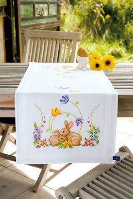 Broderipakning lber - Pskehare i blomster