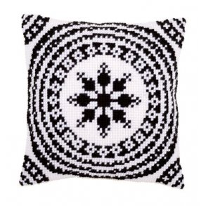 Broderipakning - stramaj pude - Sort hvid pude I