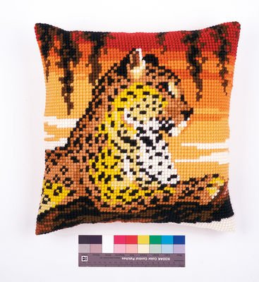 Broderipakning - stramaj pude - Leopard / Giraf