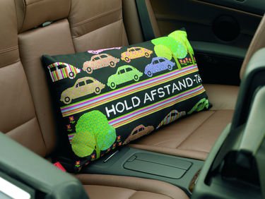 F�rdigbroderet Pude med 'Hold afstand-tak'