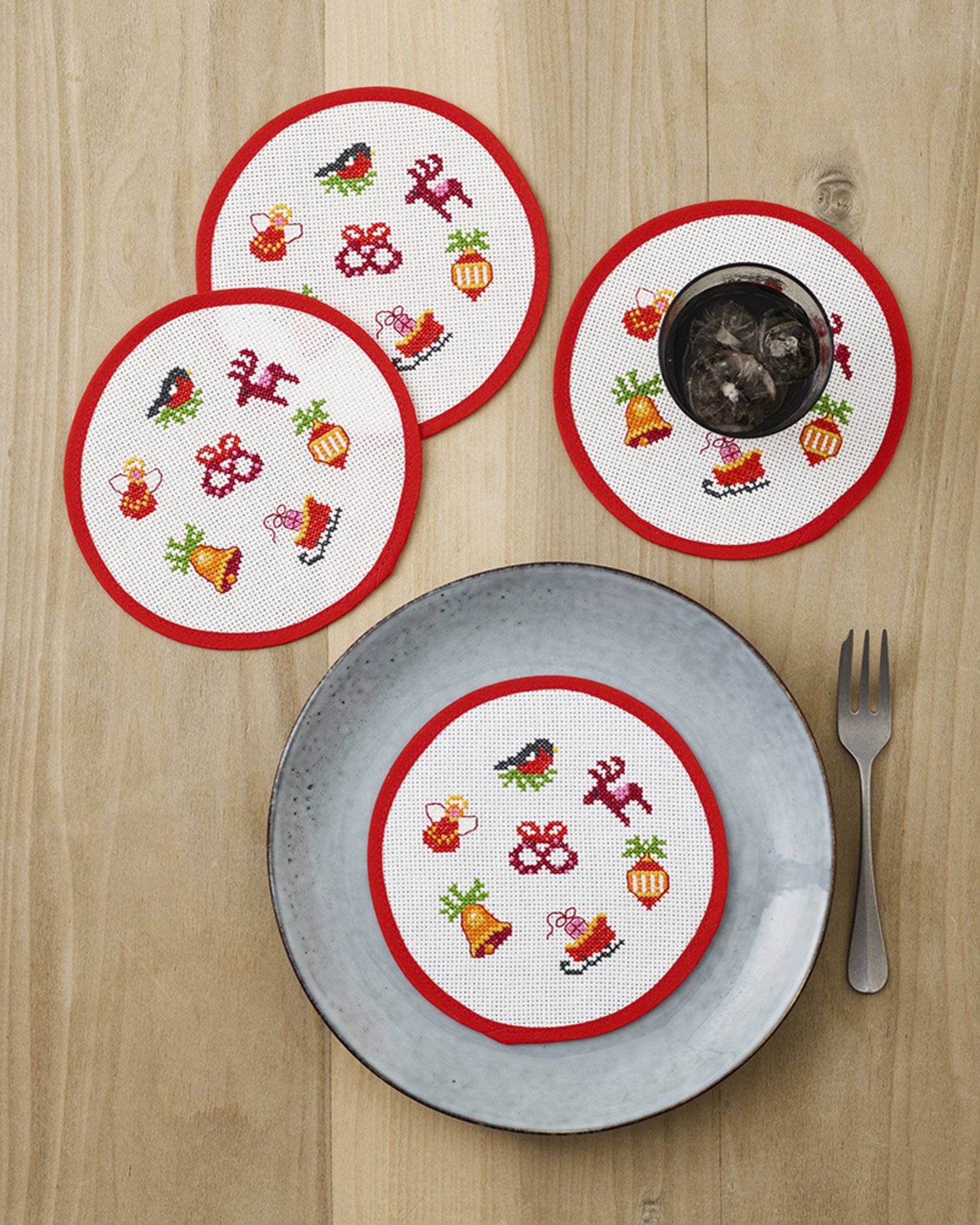 Broderipakning - Mellemlgsservietter 4 stk. - Julebuk eller JuleKringle