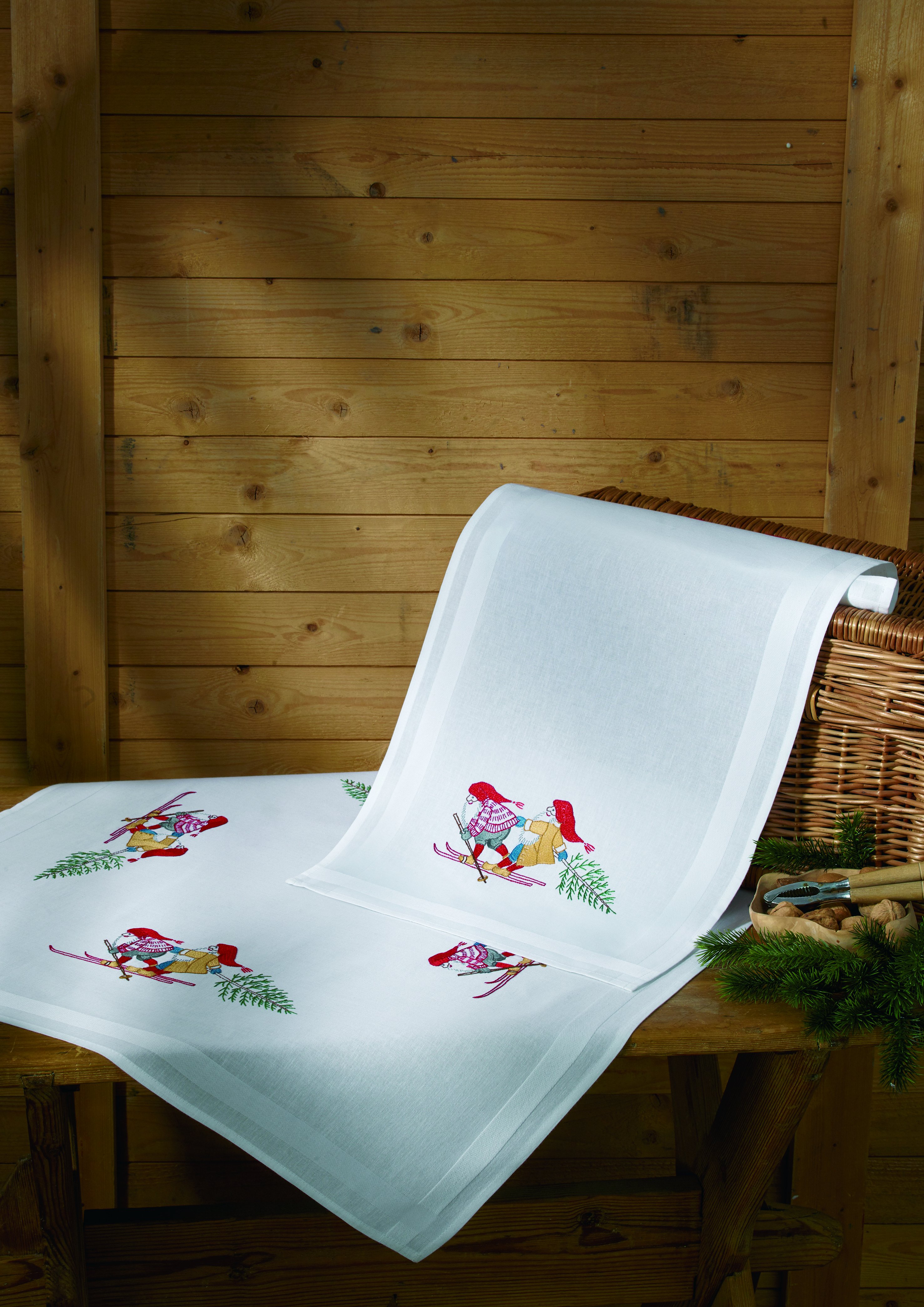 Broderipakning - Ptrykt julelber - Her kommer tret