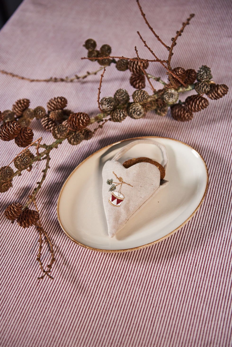 Broderi - frdig broderet julepynt - 4 stk.