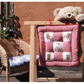 Broderipakning - R�d baby dyne/t�ppe med bamser