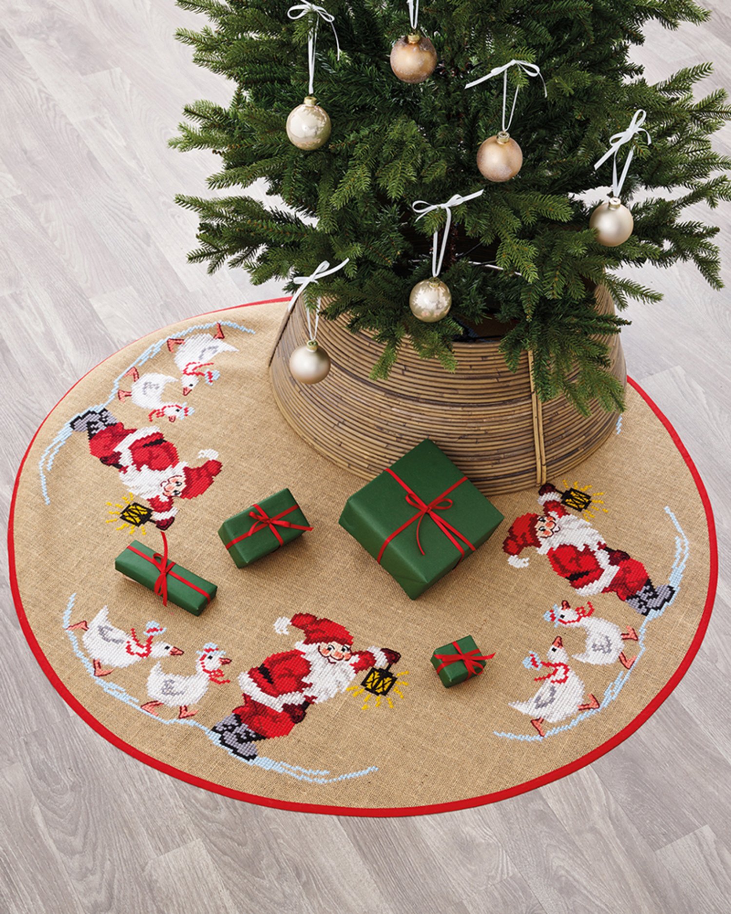 Broderipakning - juletrstppe - Julemand og gs