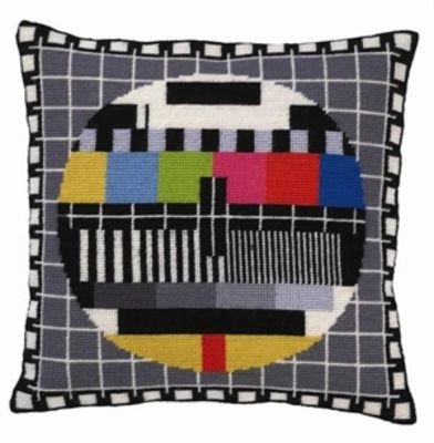 Broderipakning - Pude med Tv-pr�vebilled