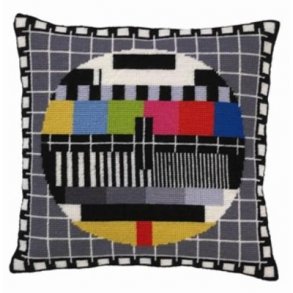 Broderipakning - Pude med Tv-prvebilled