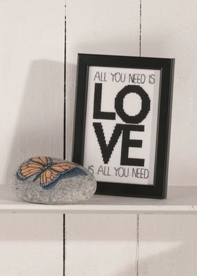 Broderipakning - Billede - Love is all you need