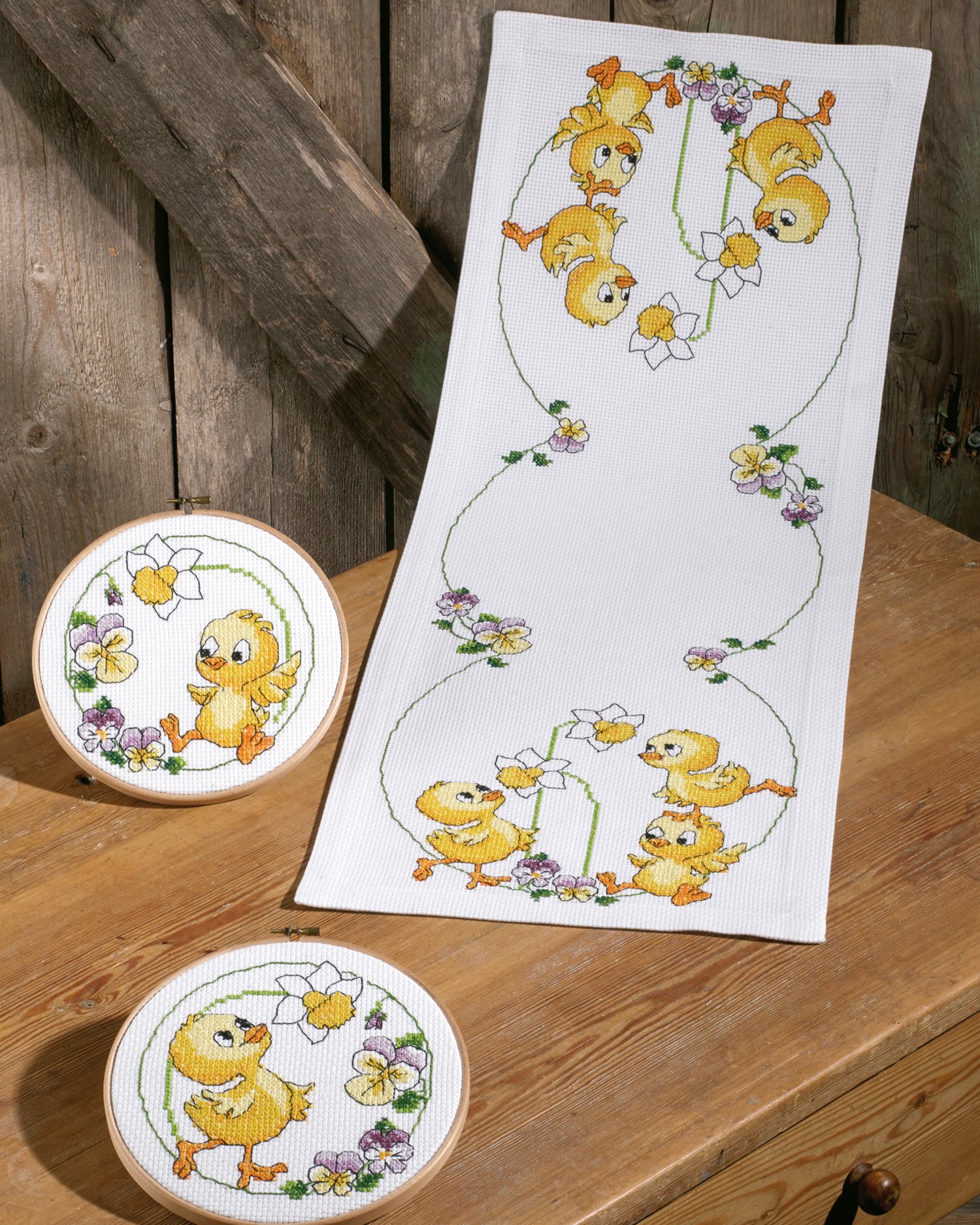 Broderipakning - Lber - Pskekyllinger i Stemor- og Hvide pskeliljer