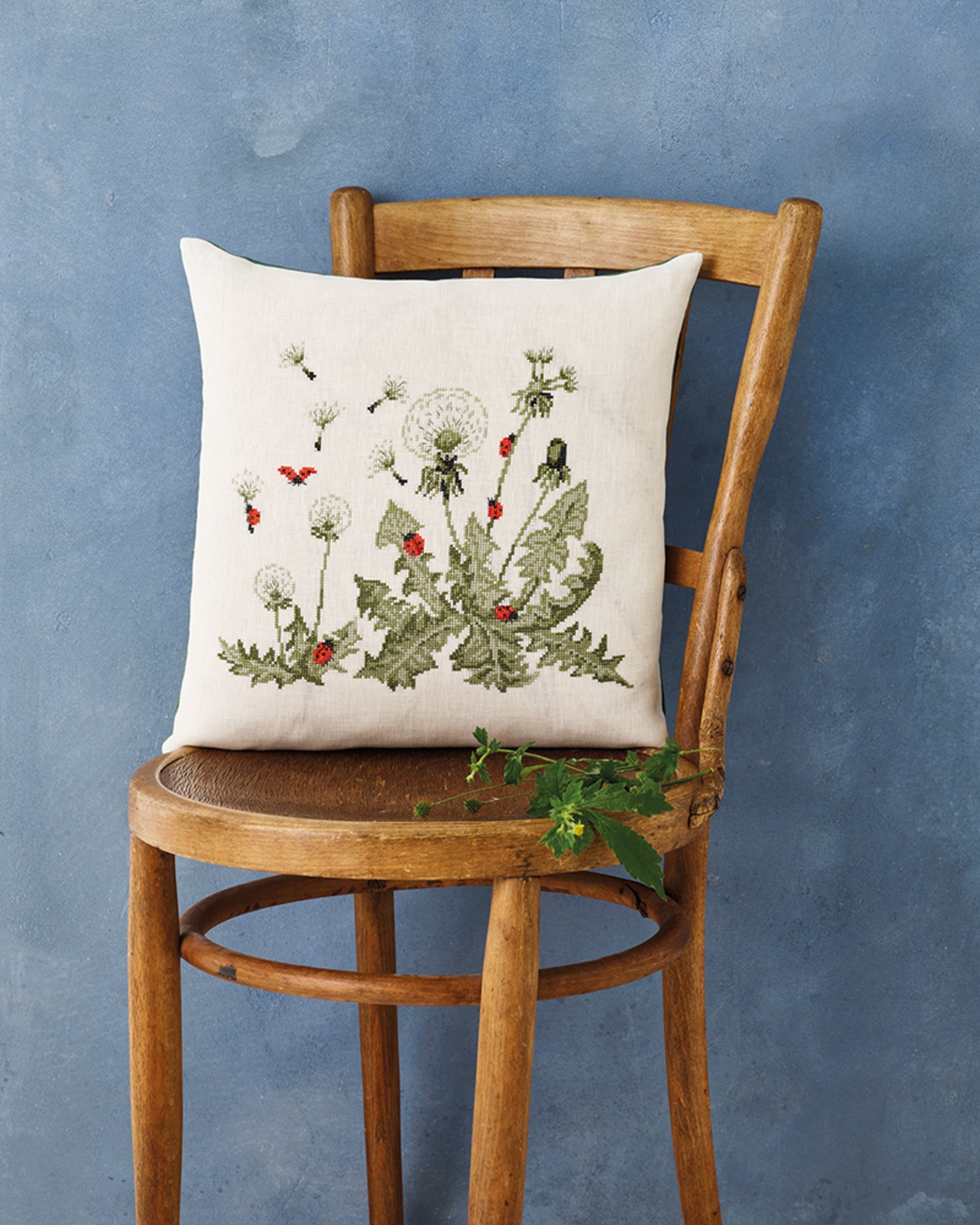 Broderipakning - Pude - Marieh�ns og M�lkeb�tte