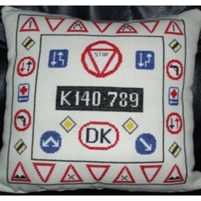 Broderipakning - Bilpude med gamle vejskilte