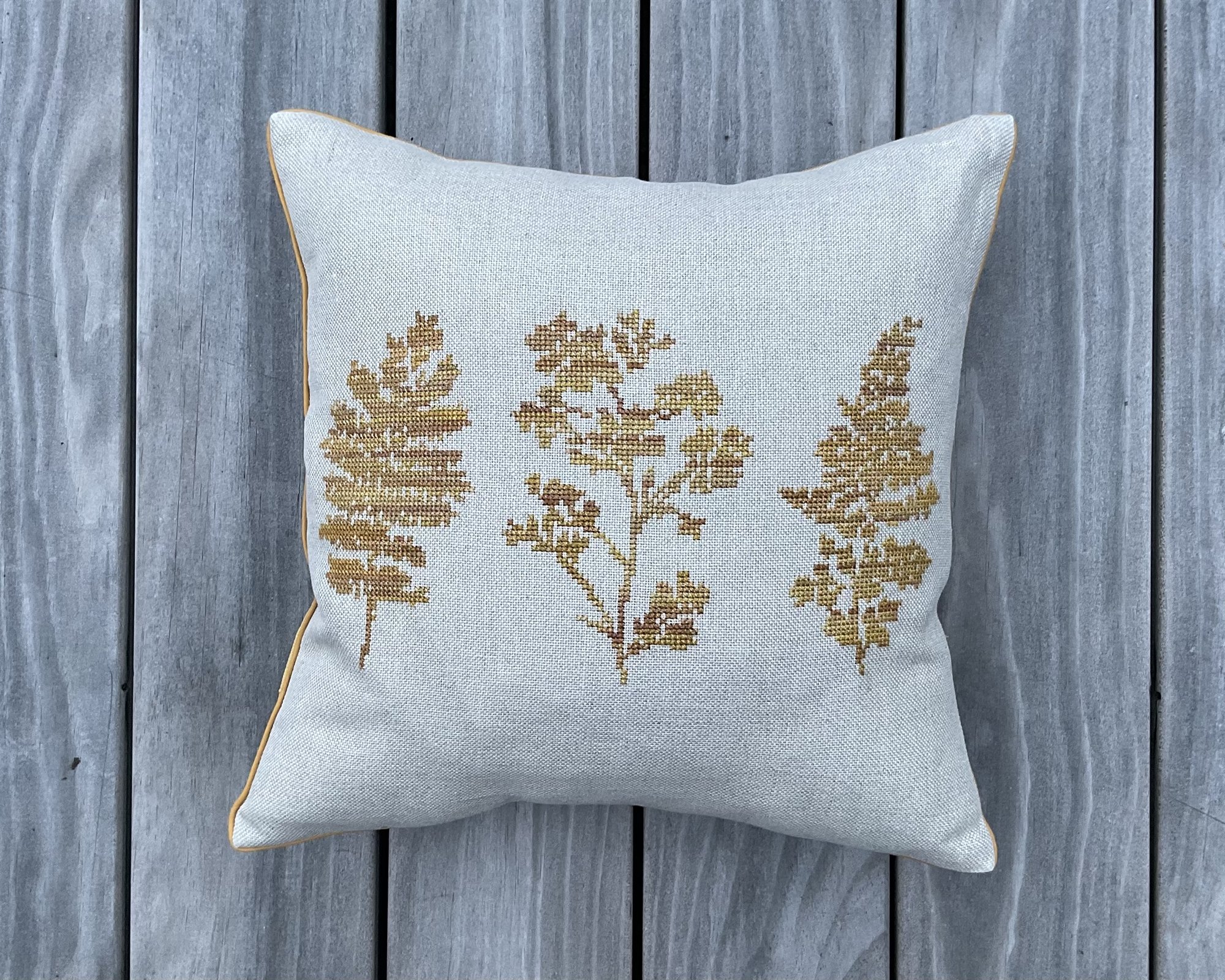 Broderipakning - pude / billede - Herbarium gul, rd el. grn