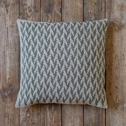 Broderipakning - pude - Mindful Black art