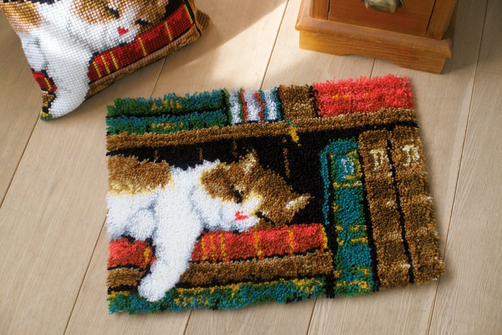 Broderipakning - Rya tæppe Sovende kat på boghylde Ryatæpper og Ryapuder -