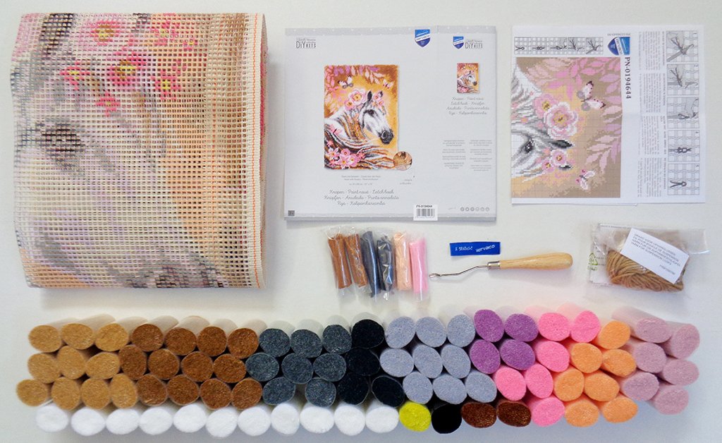 Broderipakning - Rya tppe - Hest med blomster