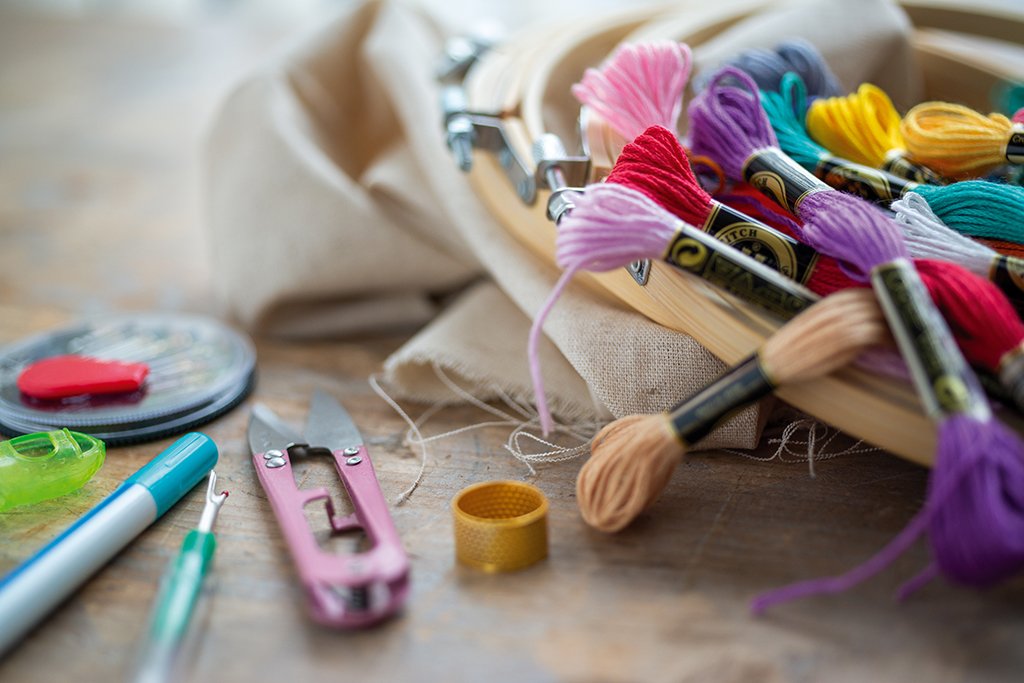 Starter kit med garn, nle, saks, tush, stof, syringe og gratis mnstre