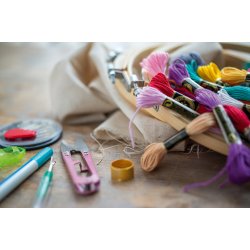 Starter kit med garn, nle, saks, tush, stof, syringe og gratis mnstre