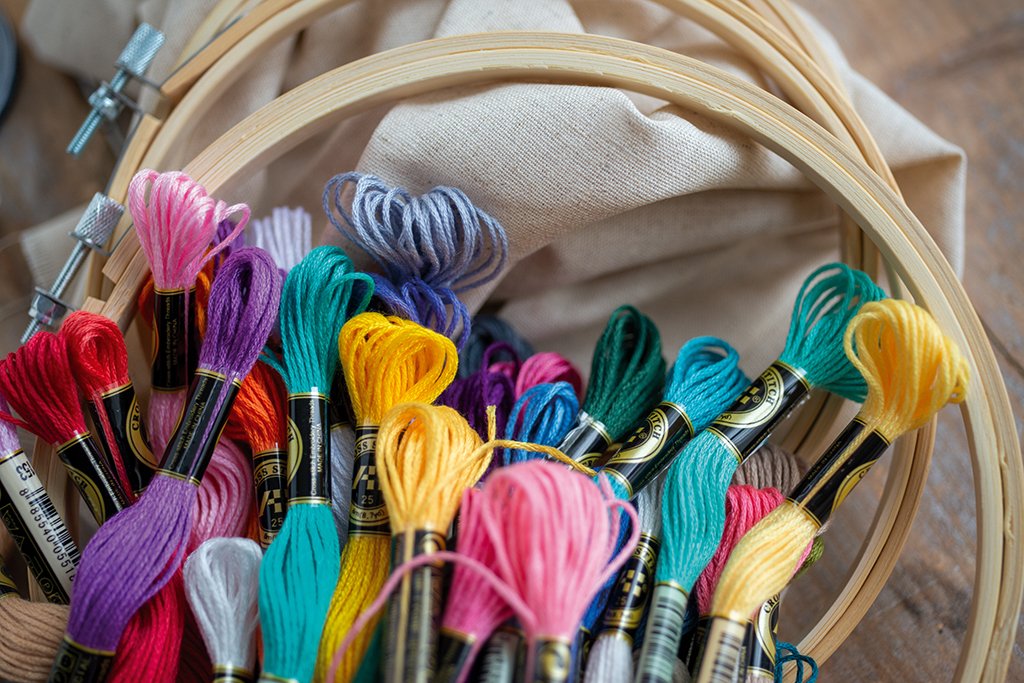 Starter kit med garn, nle, saks, tush, stof, syringe og gratis mnstre