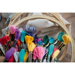 Starter kit med garn, nle, saks, tush, stof, syringe og gratis mnstre