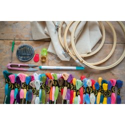 Starter kit med garn, nle, saks, tush, stof, syringe og gratis mnstre