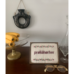 Broderikit: Aarhusst med “prlihrher” og “trls” - Af Broderisten