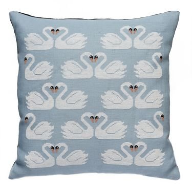 Broderipakning - pude med svaner