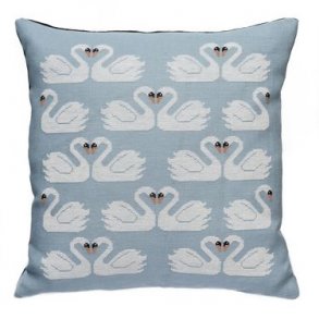 Broderipakning - pude med svaner